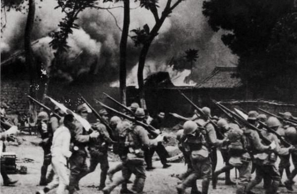 抗日隊伍只剩兩人，隊長：快槍斃我！下級不忍，急中生智逃過一劫