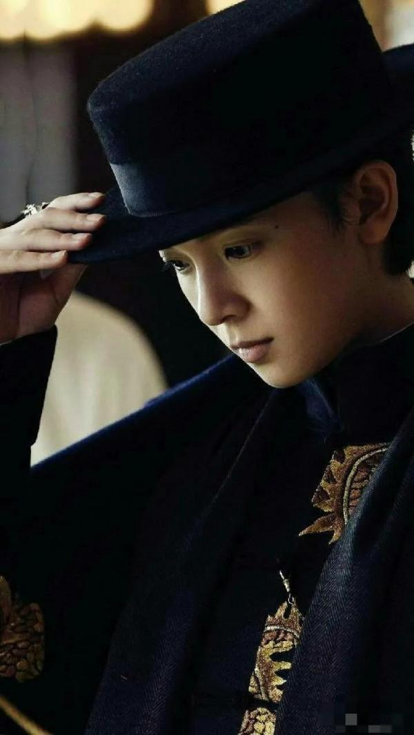 別以為貼個鬍子就是女扮男裝，這6位女星的男裝太帥，真不糊弄人