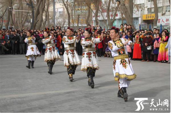 「新疆•非遺」麥西熱甫在新疆,沒有一支舞解決不了的事,如果有,就來兩支 「新疆•非遺」麥西熱甫在新疆,沒有一支舞解決不了的事,如果有,就來兩支
