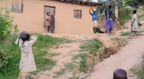 真實故事:非洲盧安達6歲男孩,野菜充飢汙水止渴,殘垣斷壁為家 真實故事:非洲盧安達6歲男孩,野菜充飢汙水止渴,殘垣斷壁為家