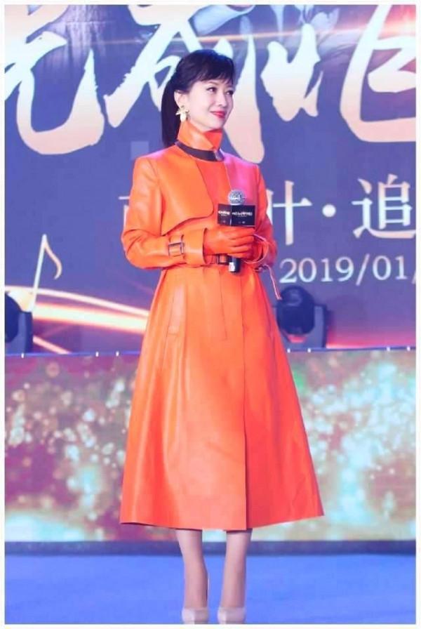 趙雅芝本應該優雅到老，卻偏偏扮嫩，穿得像個老妖精