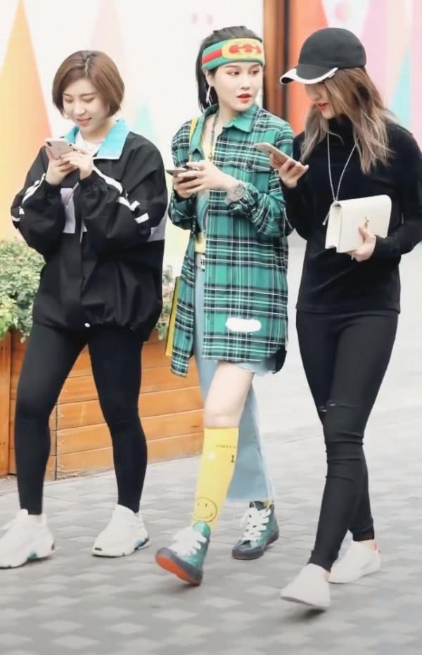 趙本山女兒演繹東北新時尚,兩條褲腿一長一短,還套上黃色長筒襪 趙本山女兒演繹東北新時尚,兩條褲腿一長一短,還套上黃色長筒襪