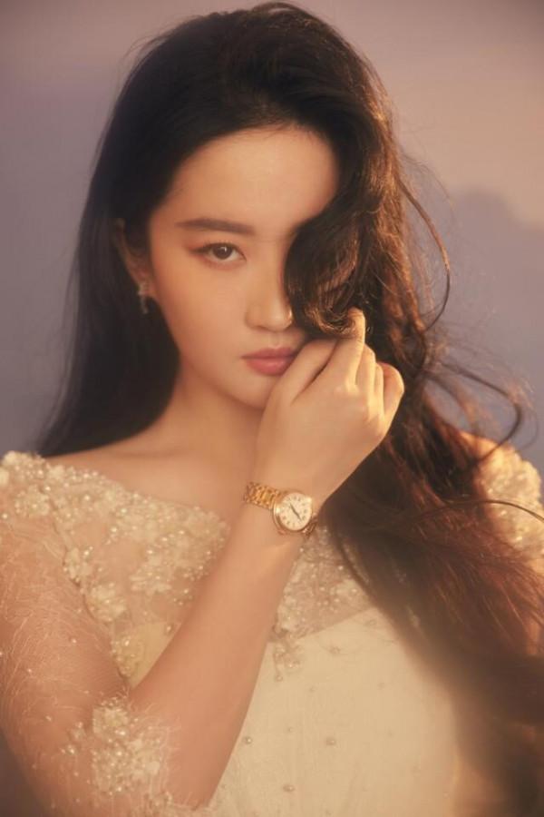 34歲劉亦菲發福不少，穿白裙依舊仙氣飄飄，全靠顏值在撐