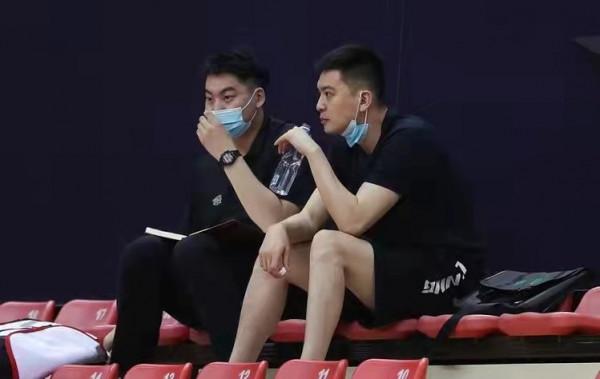 3訊息!楊鳴刺探敵情,廣廈雙少替補席跳舞,張帆登頂本土得分榜 3訊息!楊鳴刺探敵情,廣廈雙少替補席跳舞,張帆登頂本土得分榜