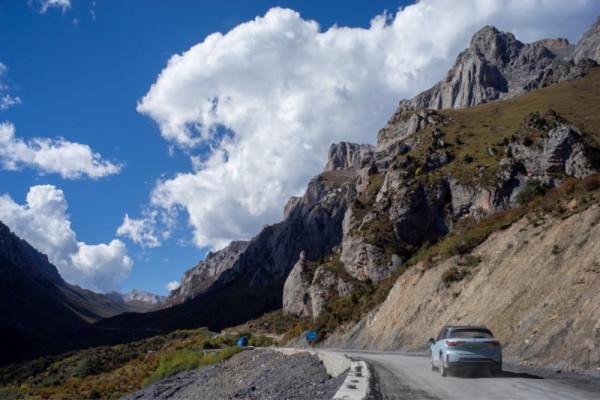 一車兩人一狗子開蔚來走秘境洛克之路 一車兩人一狗子開蔚來走秘境洛克之路