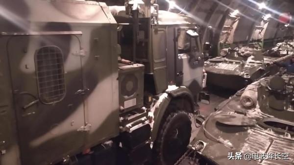 肚裡裝下7輛步戰車飛向哈薩克！俄軍超級運輸機又立功，不服不行