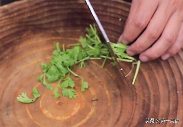 煸炒雞要不要焯水？廚師長教你這個技巧，雞塊鮮嫩入味，香氣十足