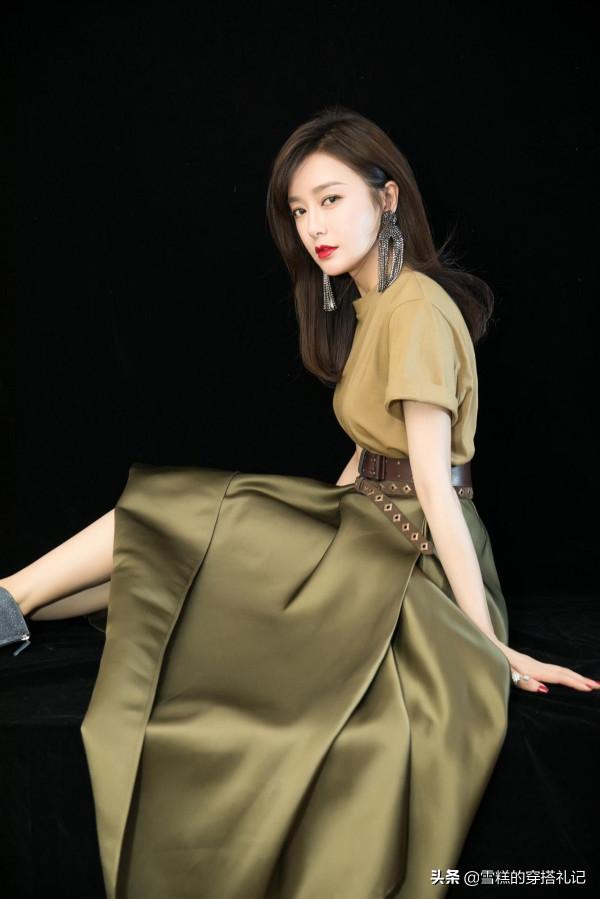 女人過了40，別刻意裝嫩！這3種打扮要不得，讓人笑話還沒氣質