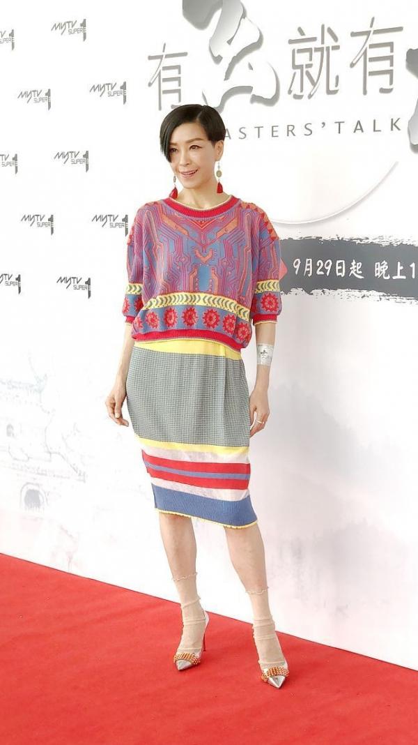 伍詠薇絲毫不懼他人目光,50+照舊穿一身亮色,苗條身材讓人羨慕 伍詠薇絲毫不懼他人目光,50+照舊穿一身亮色,苗條身材讓人羨慕