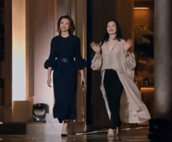 董卿詠梅世紀同框！詠梅混穿襯衫裙笑容溫柔，走董卿身邊氣場不輸