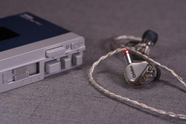 水晶般溫潤透明的聲音：Oriolus「銀黃鸝JP」十動鐵耳塞音質體驗