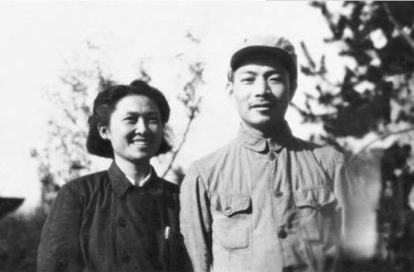 鄧小平點名陳丕顯到總政工作，餘秋裡託王震反映：我想和他換一換