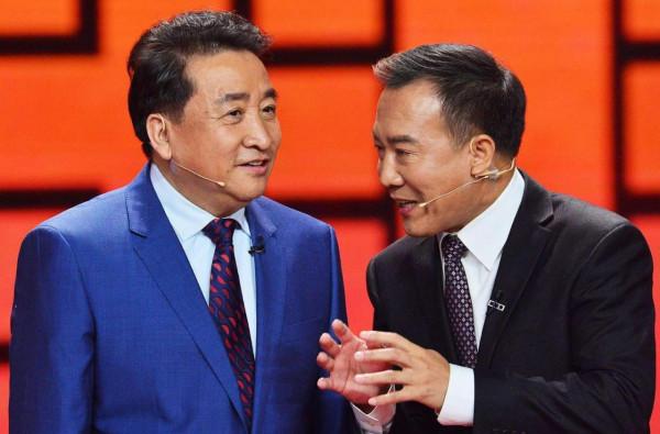 徒孫也好,女兒也罷,姜昆摟著女士腰拍照,本就失禮之舉 徒孫也好,女兒也罷,姜昆摟著女士腰拍照,本就失禮之舉