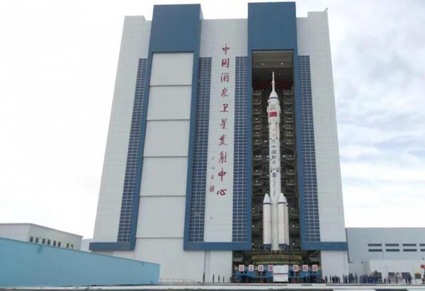 神舟十三號轉運，廠房裡另一發火箭搶鏡，後者決定空間站成敗