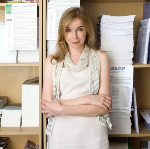 英國首相夫人：擠走高顏值前妻，戴鴿子蛋大鑽戒，齙牙妹憑什麼