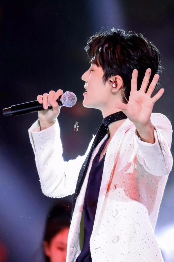 #肖戰#東方衛視跨年夜《神奇》舞臺,美圖合集共19張,喜歡自取 #肖戰#東方衛視跨年夜《神奇》舞臺,美圖合集共19張,喜歡自取