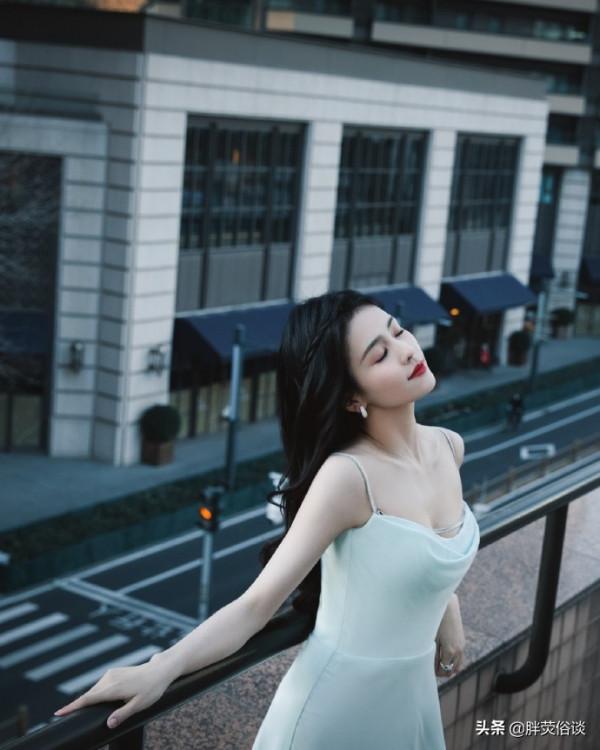 白鹿一身白色長裙搭配一頭飄逸的長髮，青春靚麗讓人心動