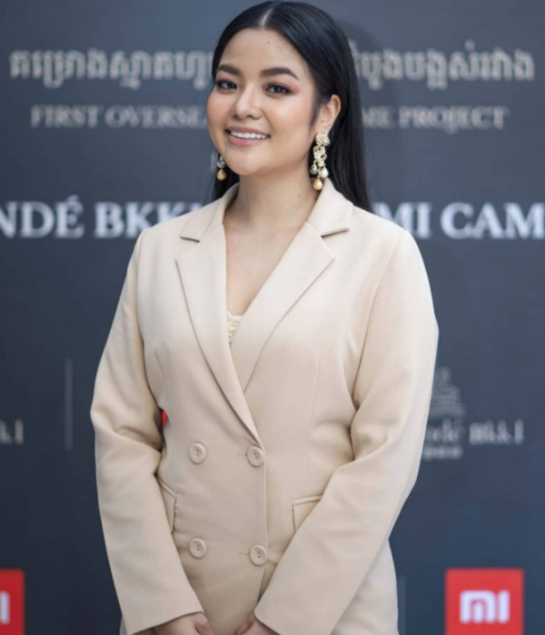 25歲柬埔寨公主：笑容甜美曬中國大學畢業證，站莫尼列身邊真乖巧