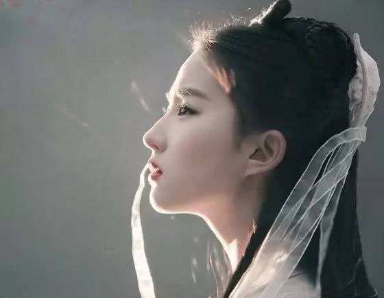 鼻子才不是越挺越好看！這4位女星的美鼻，哪怕有小缺點也很美