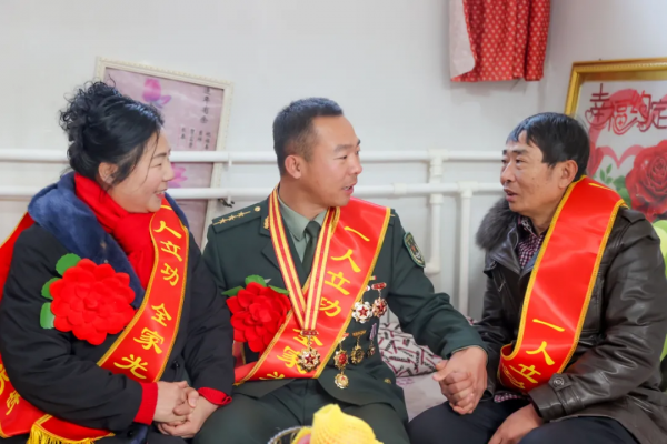 有排面！春節送喜報，軍人家庭最好的&OpenCurlyDoubleQuote;年貨&rdquo;