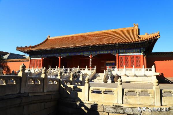 走故宮西路，先看那燦若星河的各代瓷器，彷彿踏入流淌的歷史長河