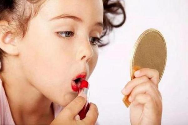 泰國7歲女孩“假成熟”,卸妝後模樣引熱議,是兒童該有的樣子? 泰國7歲女孩“假成熟”,卸妝後模樣引熱議,是兒童該有的樣子?