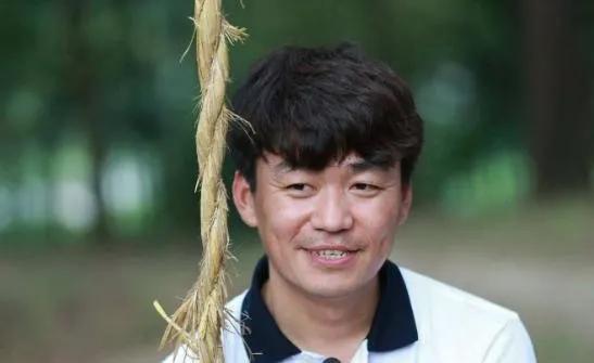 王寶強身價過億，親哥照樣在村頭賣蔥油餅不願意離開，自謀生路