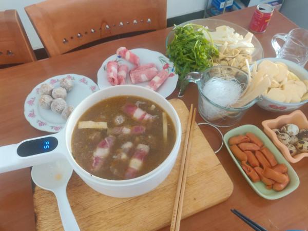 2021-10-24 星期日，晴 今天吃了自孩子出生以來的第一頓家庭火鍋