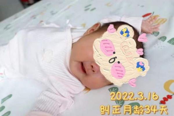 一斤多重的超早產兒剛出生，就插滿管子進了保溫箱！出院時，爸媽都哭了