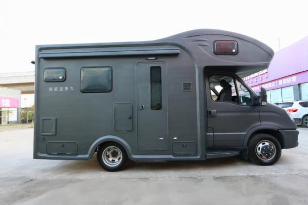 野性十足的外觀，小空間裡四張床，愛旅途睿途A8房車