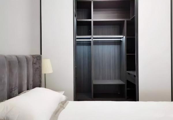 50㎡一字型公寓，玄關鞋櫃可做電視牆，超經典的簡約一居室