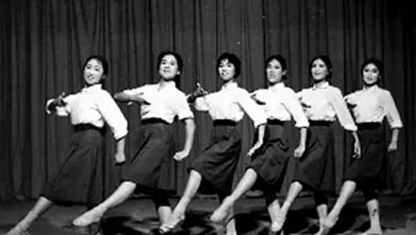 74年岑雲端時隔8年與毛主席相見，毛主席起身：廣西女兒來看我了