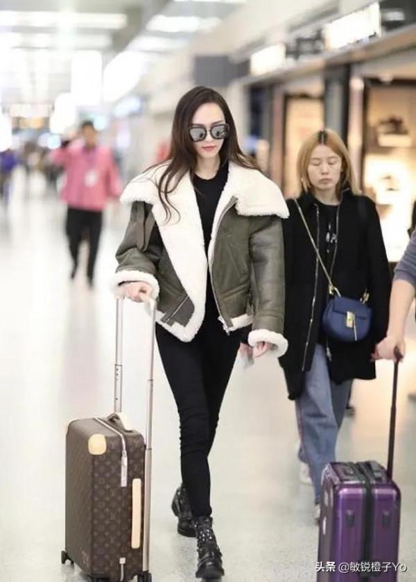 機場遇唐嫣，明明穿的很普通，氣場強大明星範