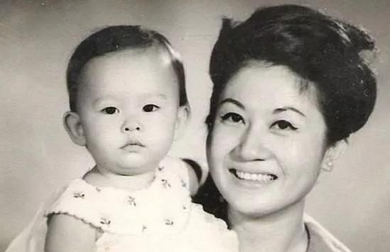 翁靜晶的“忘年戀”:“爹式”婚姻長達29年,張國榮曾為她著迷 翁靜晶的“忘年戀”:“爹式”婚姻長達29年,張國榮曾為她著迷