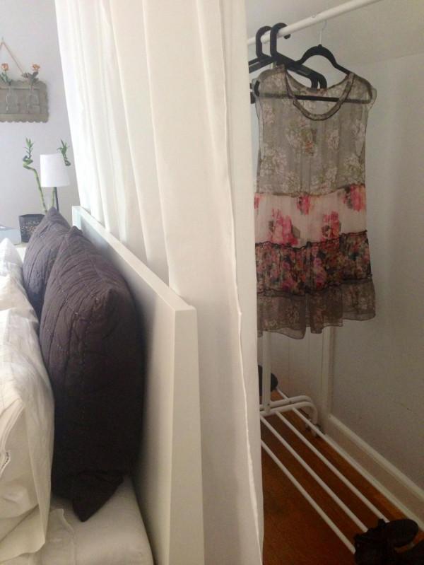 衣帽間也不用單獨一間房，把床往前挪半米，掛麵簾子藏在床頭後面