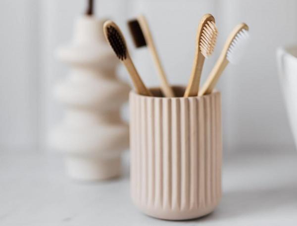 不開玩笑，你天天含在嘴裡的牙刷，可能比馬桶還髒