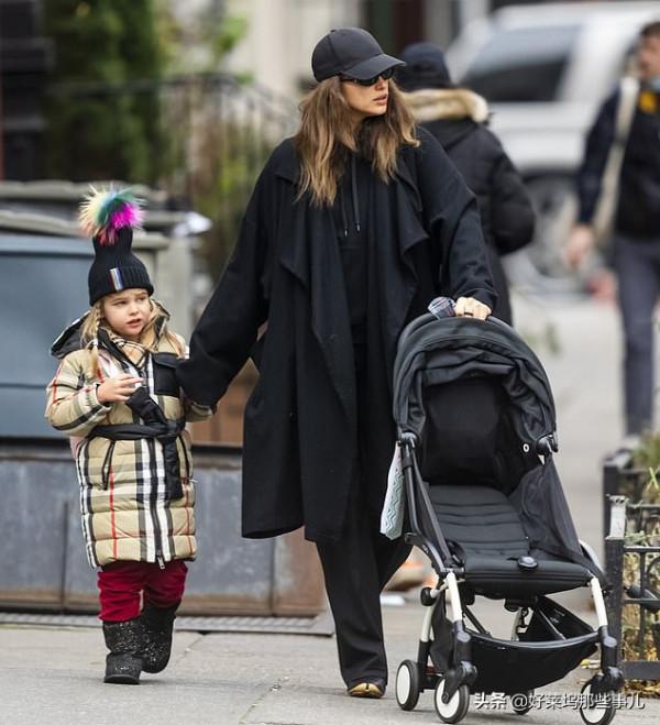 超模伊蓮娜·莎伊克獨自帶娃上街 時尚母女靚絕紐約