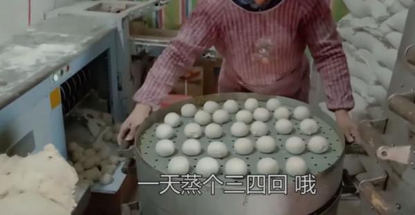 故事：王叔正在做饅頭，好心遞給流浪兒2個，6天后警察找上了門