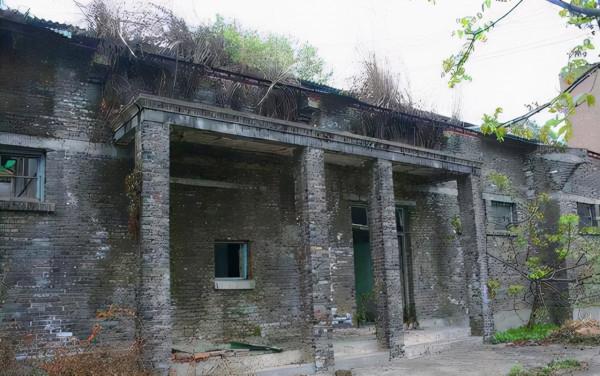 四川一處軍工廠，坐擁高學歷職工曾是當地輝煌大廠，如今破敗荒涼