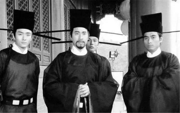 宋朝官帽上的兩根長翅有何作用？誰發明的？為何皇帝也要戴