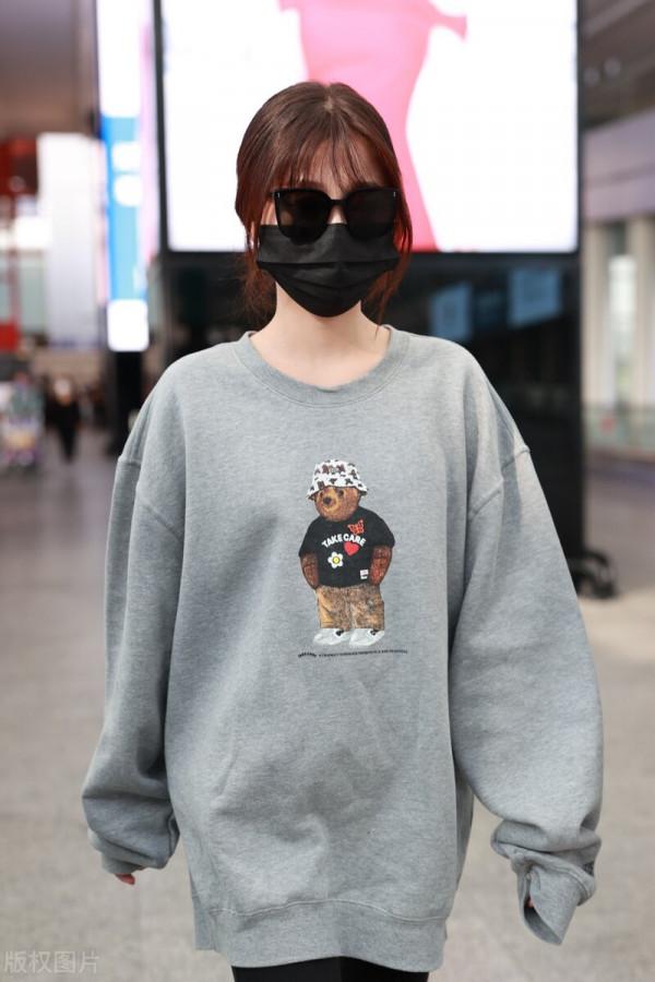 虞書欣穿灰色小熊衛衣搭配黑色牛仔褲，戴墨鏡休閒可愛