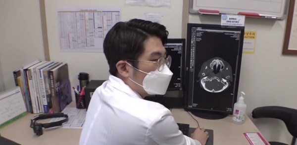 年近半百的老人，腦袋裡住有活蜘蛛並打嗝，醫院得知真相無從下手