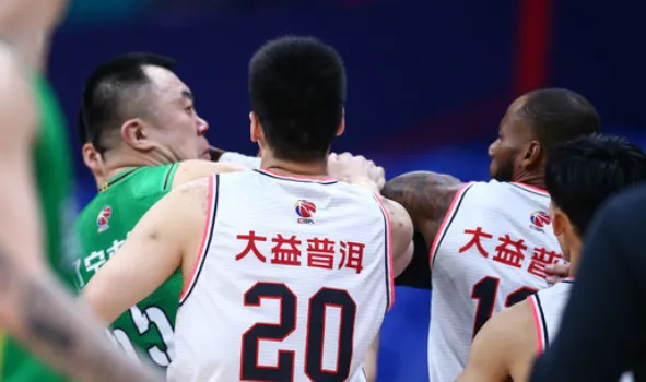 罰單：韓德君停賽7場+罰款20萬，威姆斯停4場+罰14萬