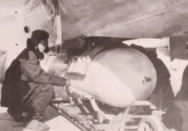 飛行員楊國祥：52年前投擲氫彈失敗，他放棄逃生選擇與氫彈共存亡