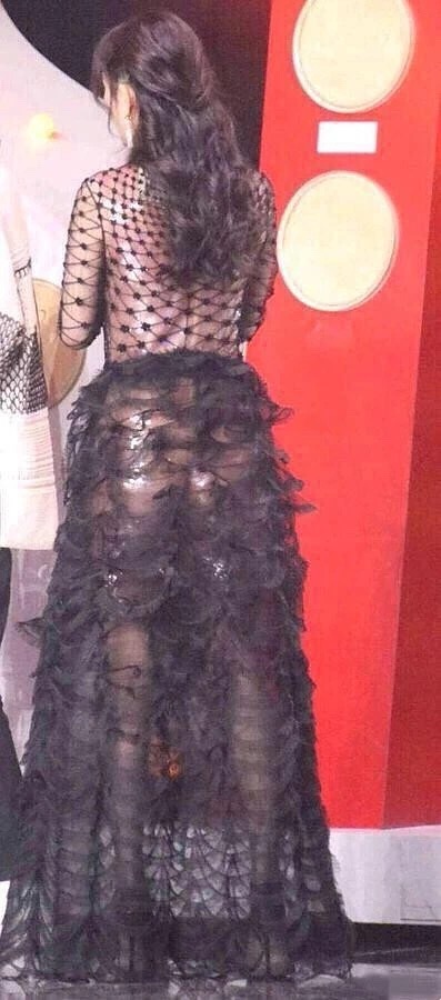 透視裙、漁網襪、花裙子，穿土味單品的女明星，照樣一個比一個美