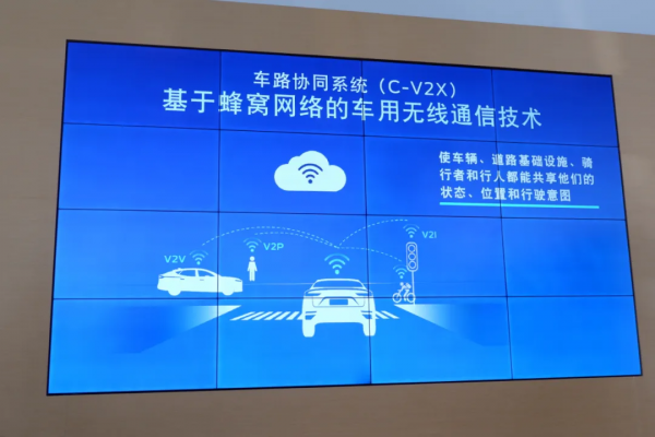 能顯示紅綠燈秒數？體驗福特車路協同系統，再也不怕大貨車擋視線