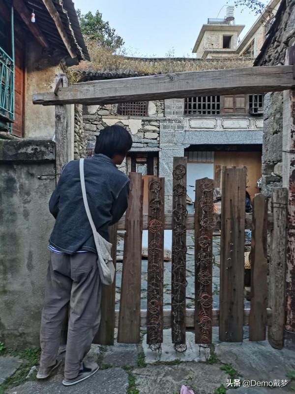 奇人在大理：初二輟學的登讓，終南山獨居六年後又來大理搞音樂