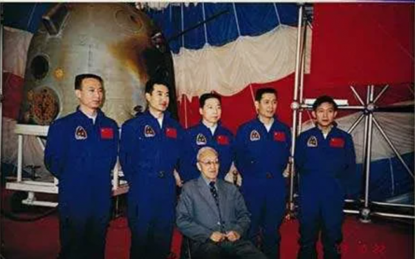 56年，周恩來揮手打斷工作人員彙報並指示：一定要把楊嘉墀調回來