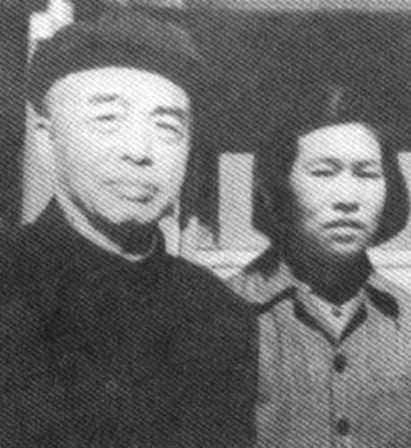 1958年，彭德懷回老家視察，捐500元修水庫，留下一張珍貴回鄉照