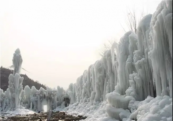 又是一個下雪天，潭溪山的冰瀑布美得正當時